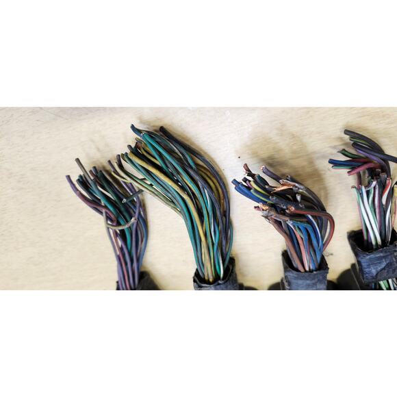 2005 Jeep Grand Cherokee V8 4.7 ECM Engine Computer 56044551AJ Wiring & Plugs - Picture 2 of 4